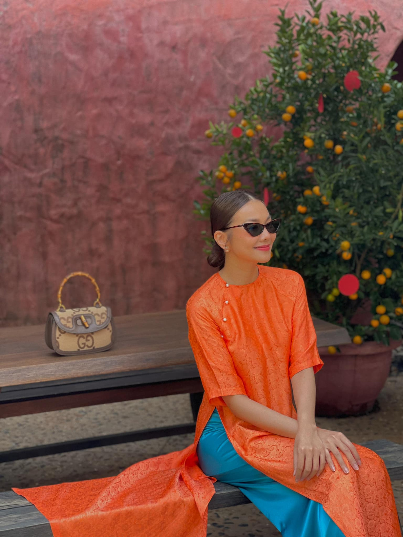 Thanh Hằng lăng xê thiết kế tương tự trong bộ ảnh đón Tết 2023. Cô dùng kính mắt mèo kèm túi xách hiệu thời thượng.