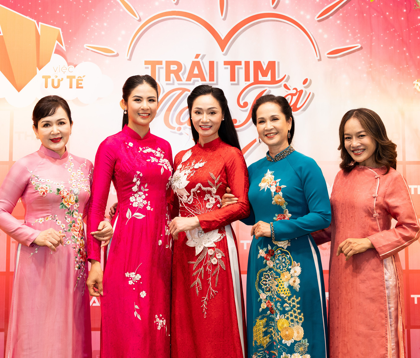 Gala Việc tử tế Tết 2023 có sự góp mặt của dàn diễn viên như NSND Minh Hòa, NSND Lan Hương, NSƯT Đỗ Kỷ, diễn viên Tú Oanh, Quách Thu Phương, Hồng Diễm, Đan Lê và Hoa hậu Ngọc Hân. Gala Việc tử tế Tết 2023 có sự góp mặt của dàn diễn viên như NSND Minh Hòa, NSND Lan Hương, NSƯT Đỗ Kỷ, diễn viên Tú Oanh, Quách Thu Phương, Hồng Diễm, Đan Lê và Hoa hậu Ngọc Hân.