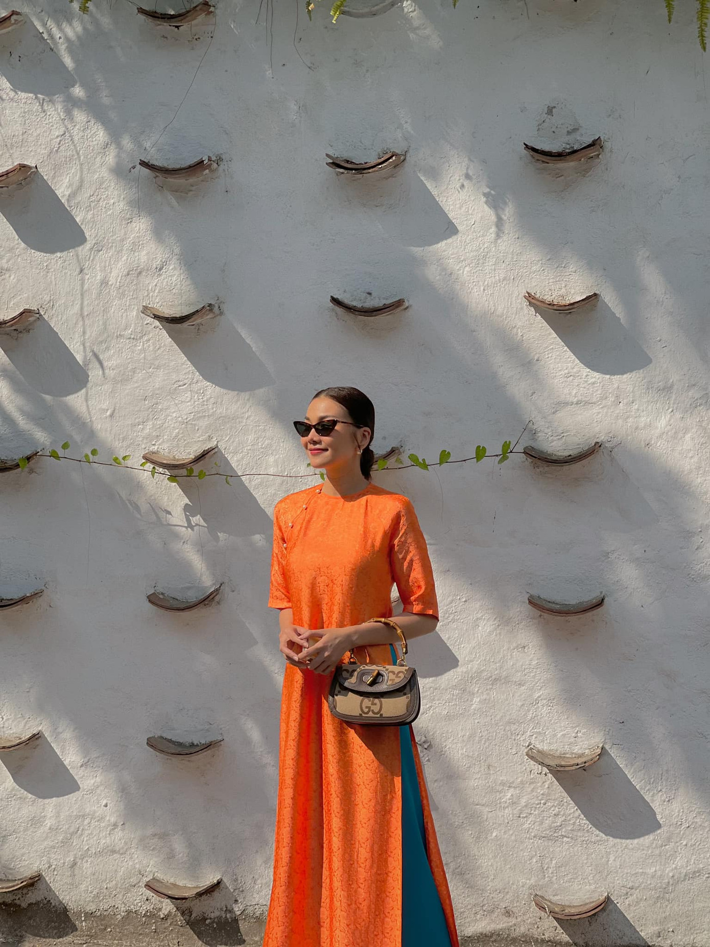 Thanh Hằng sinh năm 1983, là siêu mẫu, hoa hậu, diễn viên và nhà sản xuất phim. Cô được biết đến sau khi giành vương miện Hoa hậu Người mẫu qua ảnh 2001. Sau đó, cô gây ấn tượng trên sàn diễn thời trang và một số bộ phim được chú ý như Nụ hôn thần chết (2008), Mỹ nhân kế (2013)…