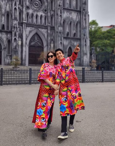 Á hậu Phương Nga có năm đầu tiên không đón Tết ở Hà Nội. Thay vào đó, cô cùng ông xã Bình An về quê chồng ở Phú Thọ. Phương Nga cho biết năm đầu tiên làm dâu nhưng cô không quá áp lực vì bố mẹ chồng tâm lý. Hơn nữa, cô được ông xã hỗ trợ nhiều để làm quen với phong tục truyền thống ở quê chồng.