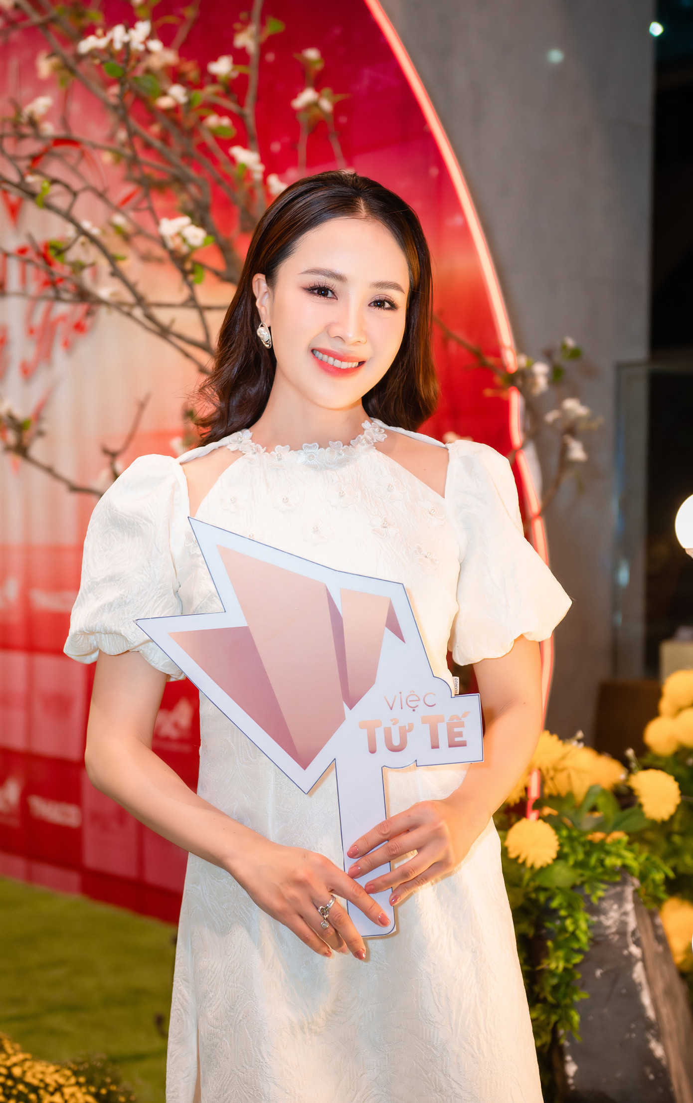 Hồng Diễm đang gây chú ý với vai Phương trong bộ phim Hành trình công lý. Tuy nhiên, diễn xuất của cô trong phim được đánh giá có phần xuống dốc. Màn tái hợp của Hồng Diễm và diễn viên Việt Anh cũng không tạo cảm xúc như mong đợi. Thậm chí, vai diễn của Hồng Diễm nhiều lần gây tranh cãi vì những tình tiết vô lý, dài dòng. Hồng Diễm đang gây chú ý với vai Phương trong bộ phim Hành trình công lý. Tuy nhiên, diễn xuất của cô trong phim được đánh giá có phần xuống dốc. Màn tái hợp của Hồng Diễm và diễn viên Việt Anh cũng không tạo cảm xúc như mong đợi. Thậm chí, vai diễn của Hồng Diễm nhiều lần gây tranh cãi vì những tình tiết vô lý, dài dòng.