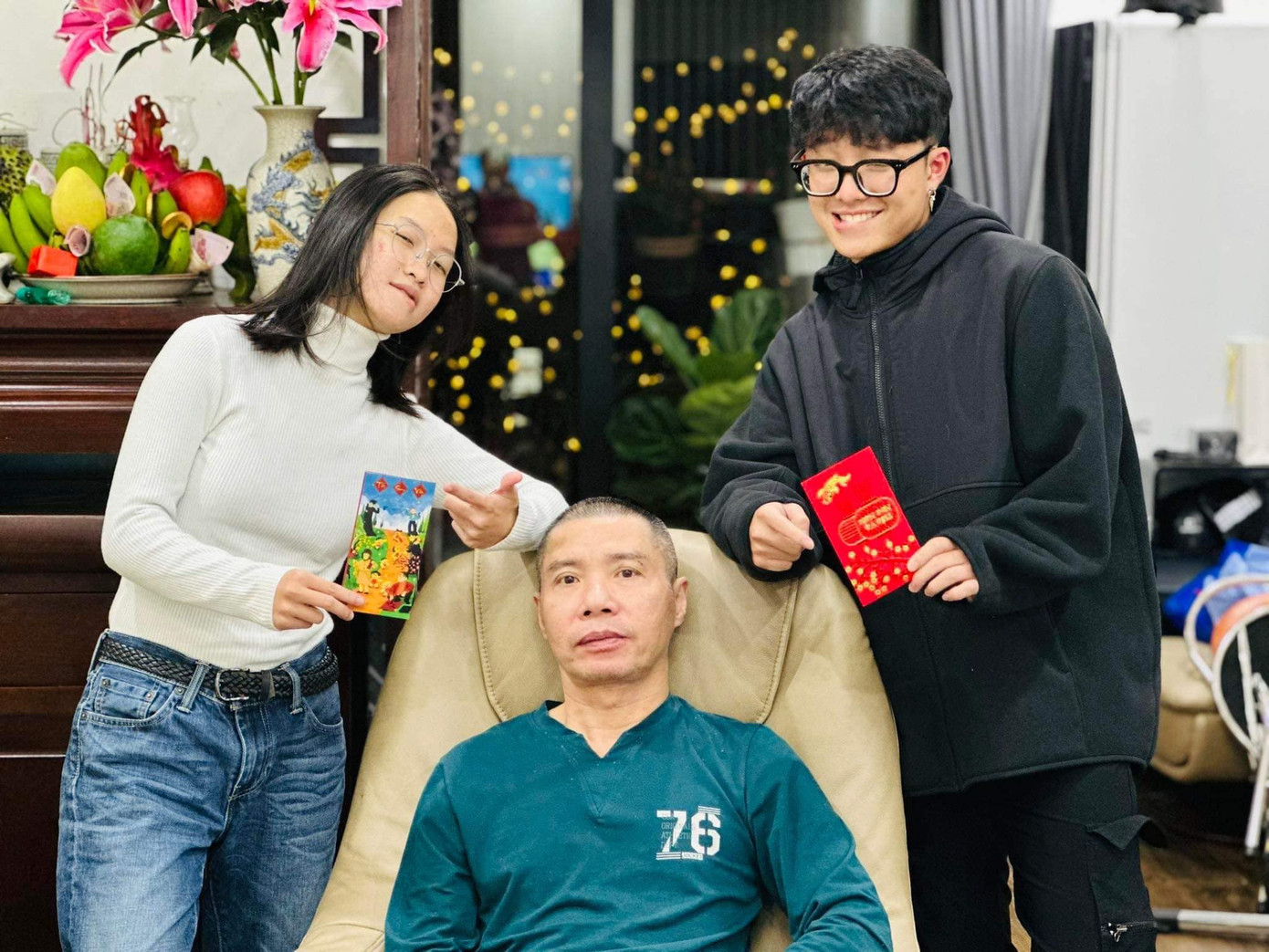 NSND Công Lý xúc động khi hai con đến chúc Tết. Ảnh: FBNV. NSND Công Lý xúc động khi hai con đến chúc Tết. Ảnh: FBNV.