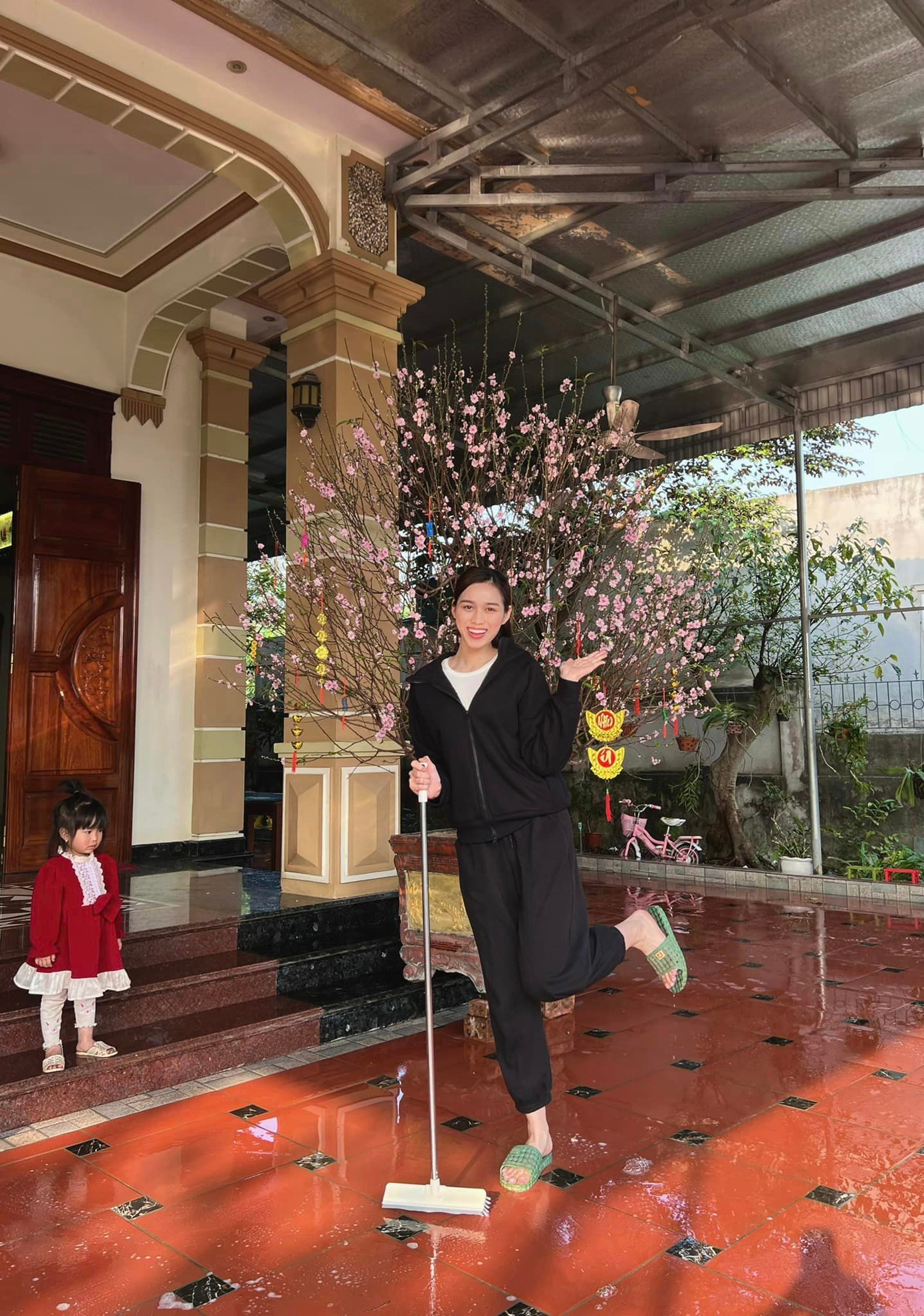 Chiều 30 Tết, Hoa hậu Đỗ Thị Hà tất bật lau dọn cửa nhà chuẩn bị đón Giao thừa. Người hâm mộ Đỗ Thị Hà không còn xa lạ với những hình ảnh này. Chiều 30 Tết, Hoa hậu Đỗ Thị Hà tất bật lau dọn cửa nhà chuẩn bị đón Giao thừa. Người hâm mộ Đỗ Thị Hà không còn xa lạ với những hình ảnh này.