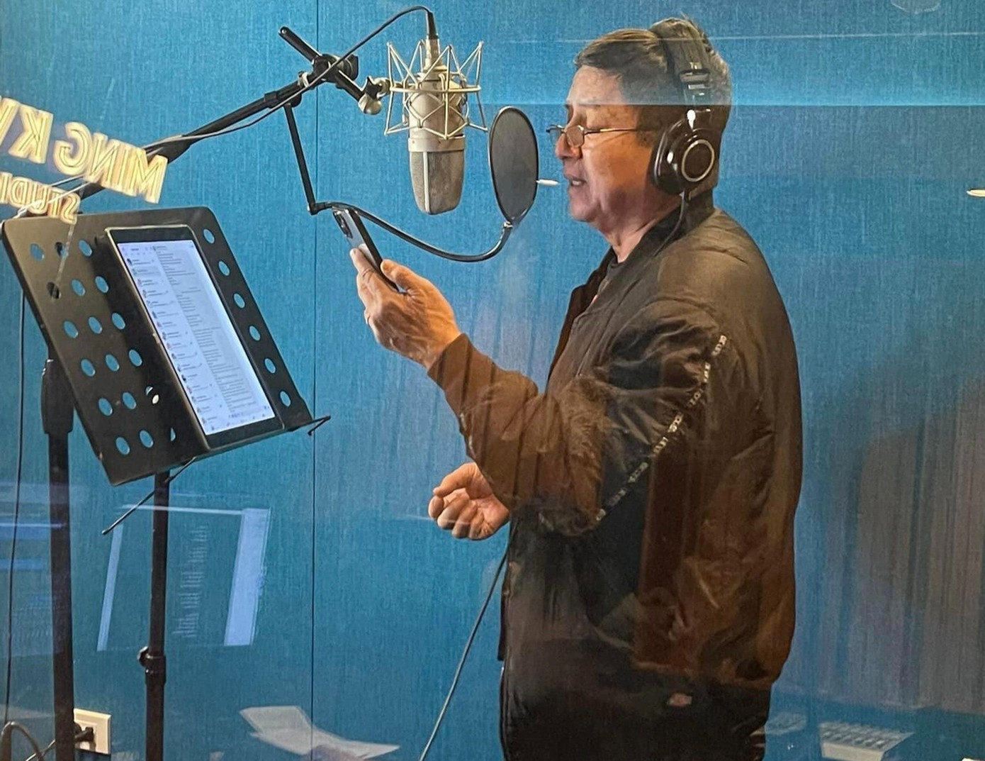 Các nghệ sĩ gấp rút tập luyện và thu âm cho Táo quân 2023. Ảnh: FBNV. Các nghệ sĩ gấp rút tập luyện và thu âm cho Táo quân 2023. Ảnh: FBNV.