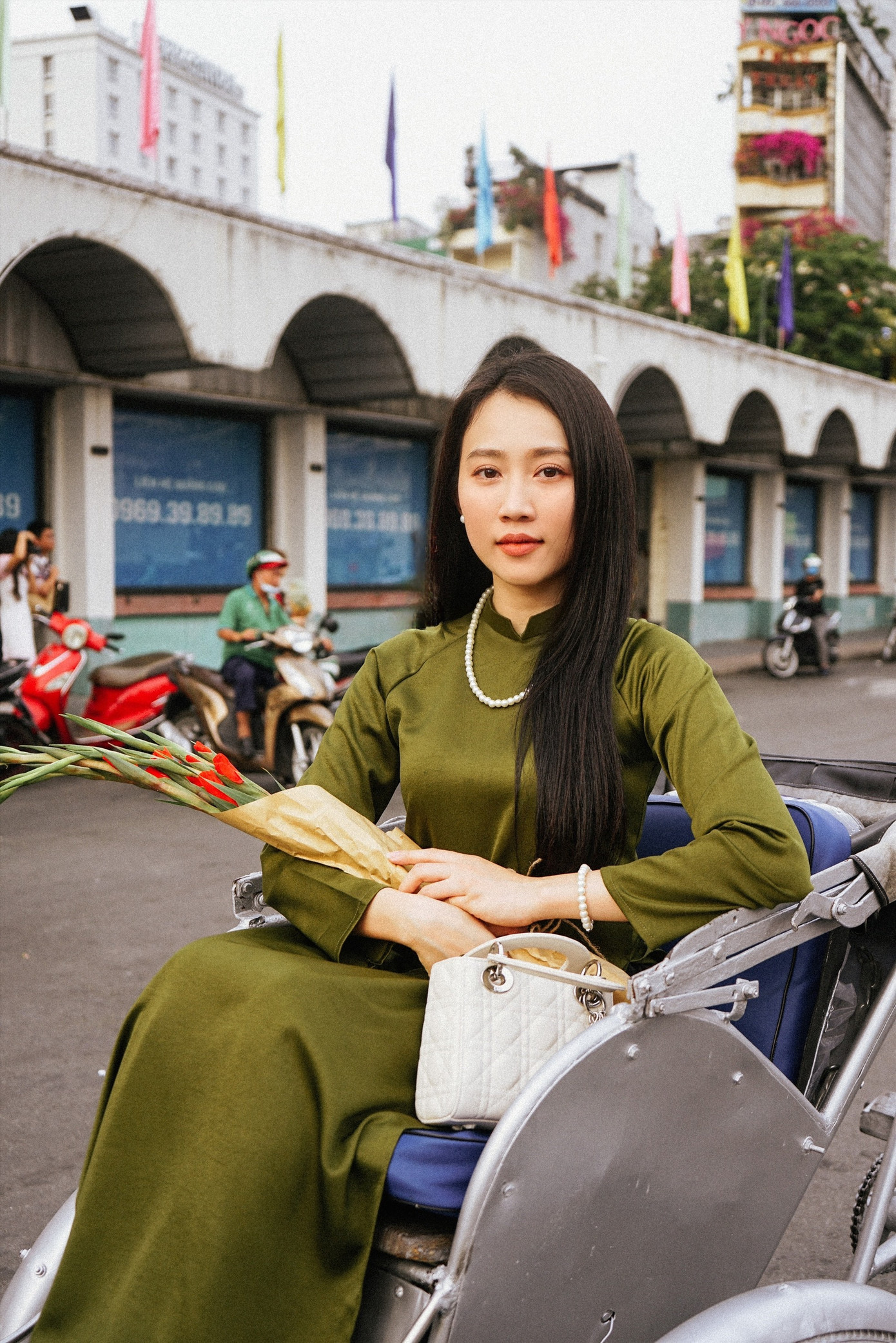 Hiện tại, Huỳnh Hồng Loan đã trở về nhà ở Bình Dương, phụ mẹ dọn dẹp, trang trí nhà cửa, chuẩn bị bánh mứt. Dù công việc bận rộn nhưng năm nào cô cũng về nhà để đón Tết cùng gia đình.