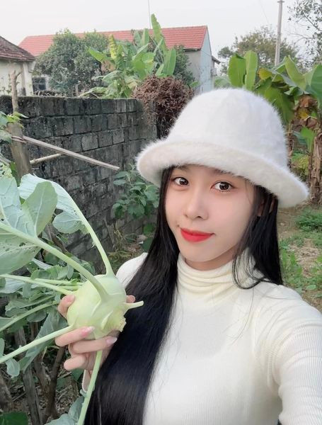 Là người ăn chay trường, Á hậu Ngọc Hằng thích thú khi tới thăm vườn rau của bà nội. Ngọc Hằng từng chia sẻ cô ăn chay trường tới hết cuộc đời và không ai có thể thay đổi được quyết định đó. Là người ăn chay trường, Á hậu Ngọc Hằng thích thú khi tới thăm vườn rau của bà nội. Ngọc Hằng từng chia sẻ cô ăn chay trường tới hết cuộc đời và không ai có thể thay đổi được quyết định đó.