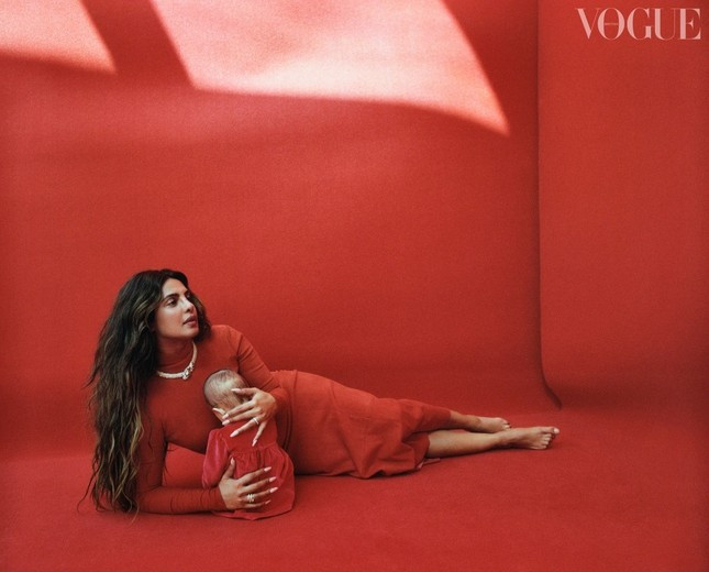 Priyanka Chopra và con gái Malti chụp ảnh trên Vogue Anh. Ảnh: Vogue Anh. Priyanka Chopra và con gái Malti chụp ảnh trên Vogue Anh. Ảnh: Vogue Anh.