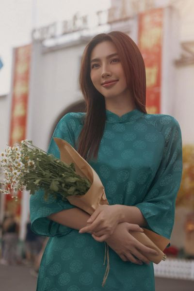 Hoa hậu Hòa bình Quốc tế 2021 Thùy Tiên khoe sắc trong bộ ảnh áo dài mang hơi hướm hoài cổ, truyền thống.