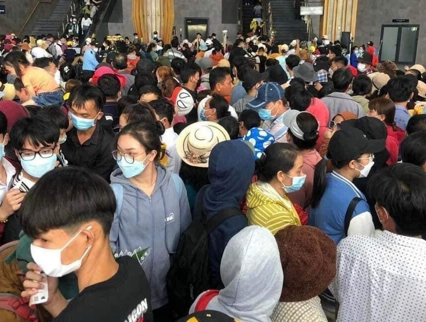 Hàng ngàn du khách chật kín tại khu du lịch núi Bà Đen trong ngày mùng 4 Tết - Ảnh: T.T Hàng ngàn du khách chật kín tại khu du lịch núi Bà Đen trong ngày mùng 4 Tết - Ảnh: T.T