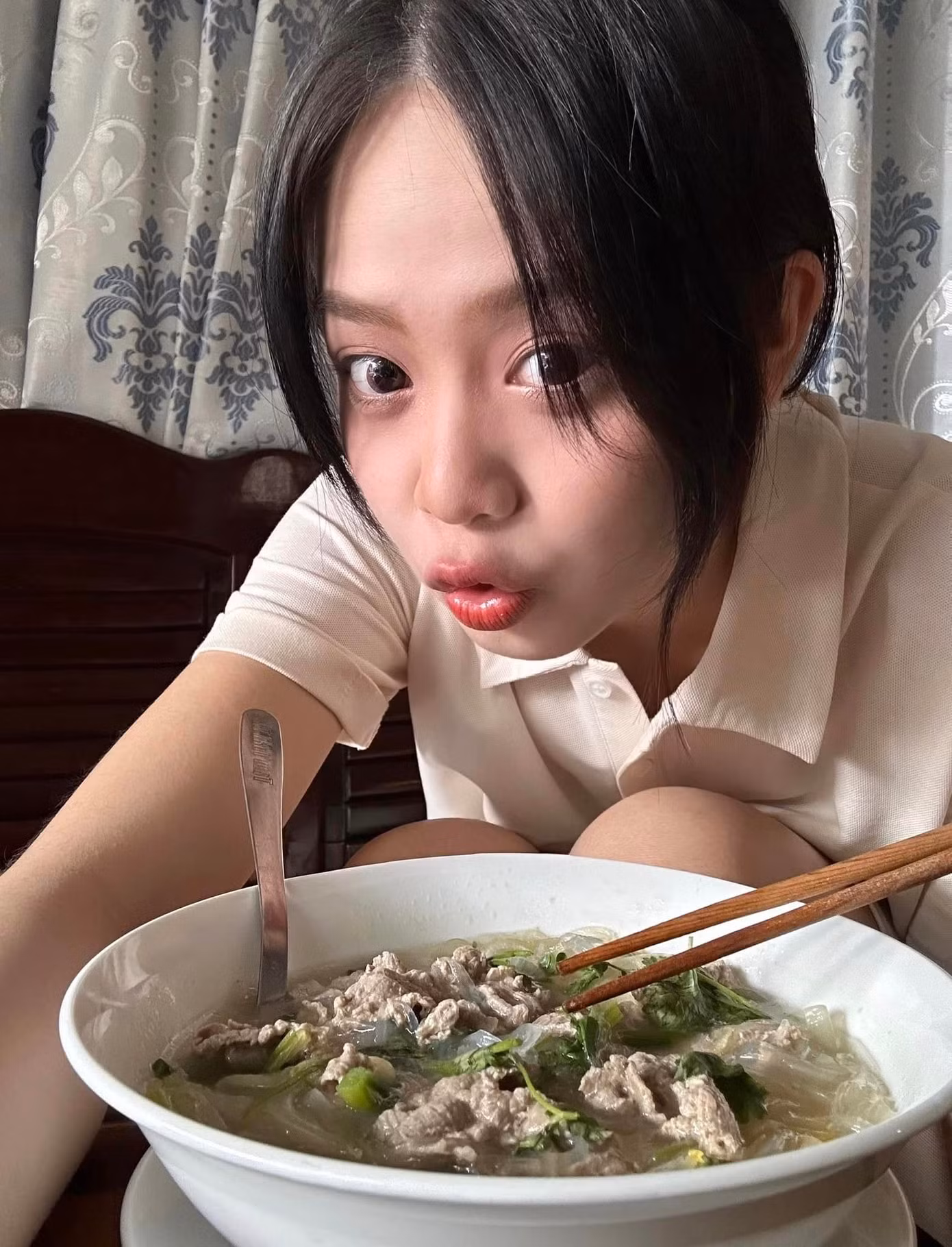 Người đẹp cùng bố mẹ dọn dẹp nhà cửa, vào bếp nấu những món ăn truyền thống, bày biện đồ cúng tổ tiên. Thanh Thủy chia sẻ cô trân trọng từng khoảnh khắc bên gia đình.
