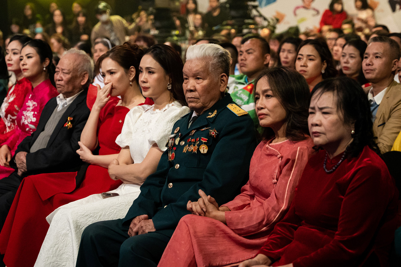 Chàng trai trẻ xứ Nghệ Quang Linh Vlogs và những người bạn của mình đã có một hành trình thiện nguyện đặc biệt tại đất nước Angola. Khi sang nước này để lao động, anh đã giúp người dân làm nhà, khoan giếng, trồng trọt, chăn nuôi, xây trường học… Với những việc làm giản dị mà ý nghĩa, Quang Linh đã trở thành “đại sứ” mang hình ảnh đẹp đẽ, thân thiện của Việt Nam ở châu Phi và nhận được sự tán dương của cộng đồng. Chàng trai trẻ xứ Nghệ Quang Linh Vlogs và những người bạn của mình đã có một hành trình thiện nguyện đặc biệt tại đất nước Angola. Khi sang nước này để lao động, anh đã giúp người dân làm nhà, khoan giếng, trồng trọt, chăn nuôi, xây trường học… Với những việc làm giản dị mà ý nghĩa, Quang Linh đã trở thành “đại sứ” mang hình ảnh đẹp đẽ, thân thiện của Việt Nam ở châu Phi và nhận được sự tán dương của cộng đồng.