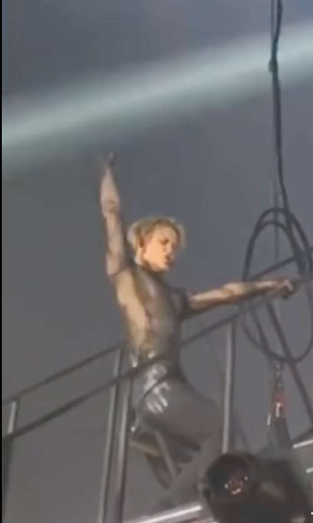 Vũ đạo của Vương Gia Nhĩ bị nhận xét quá khích, có nhiều động tác gợi dục, phản cảm. Ảnh: Weibo.