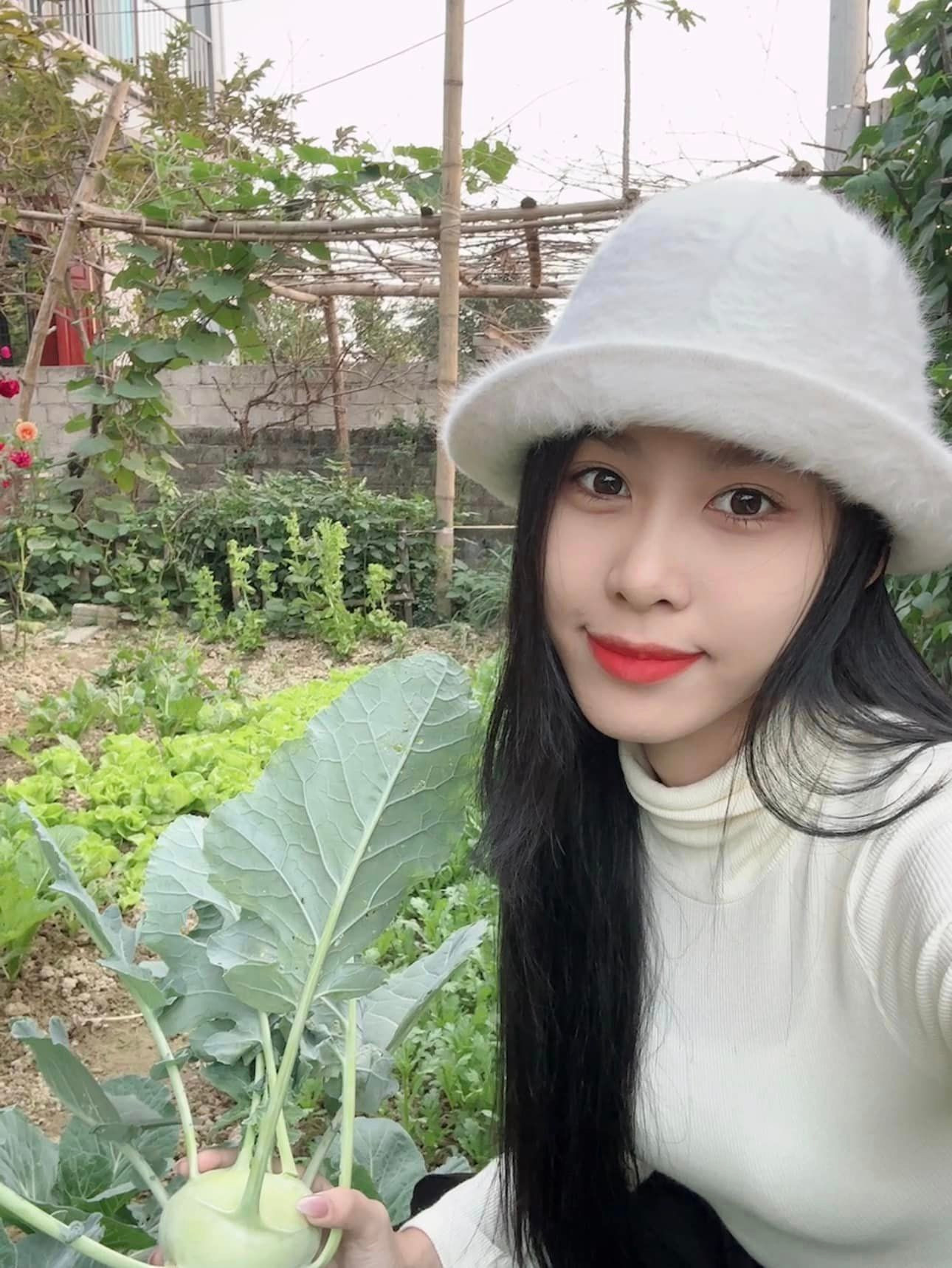 Là người ăn chay trường, Á hậu Ngọc Hằng thích thú khi tới thăm vườn rau của bà nội. Ngọc Hằng từng chia sẻ cô ăn chay trường tới hết cuộc đời và không ai có thể thay đổi được quyết định đó. Là người ăn chay trường, Á hậu Ngọc Hằng thích thú khi tới thăm vườn rau của bà nội. Ngọc Hằng từng chia sẻ cô ăn chay trường tới hết cuộc đời và không ai có thể thay đổi được quyết định đó.