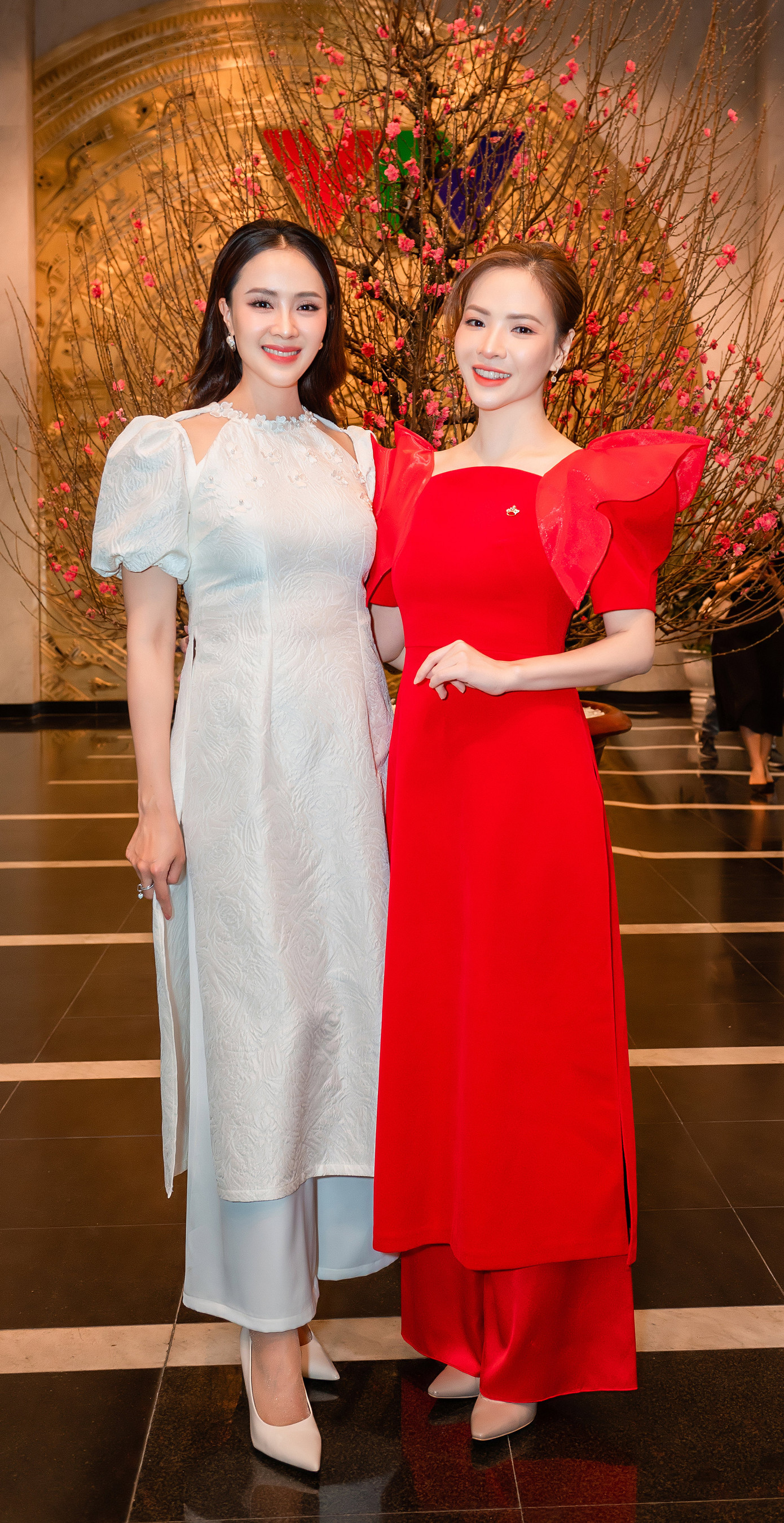 Hồng Diễm, Đan Lê diện áo dài cách tân, cùng đọ sắc trên thảm đỏ Gala Việc tử tế Tết 2023. Bước sang tuổi 40, cả hai diễn viên vẫn khiến người hâm mộ trầm trồ vì nhan sắc rạng rỡ. Hồng Diễm, Đan Lê diện áo dài cách tân, cùng đọ sắc trên thảm đỏ Gala Việc tử tế Tết 2023. Bước sang tuổi 40, cả hai diễn viên vẫn khiến người hâm mộ trầm trồ vì nhan sắc rạng rỡ.