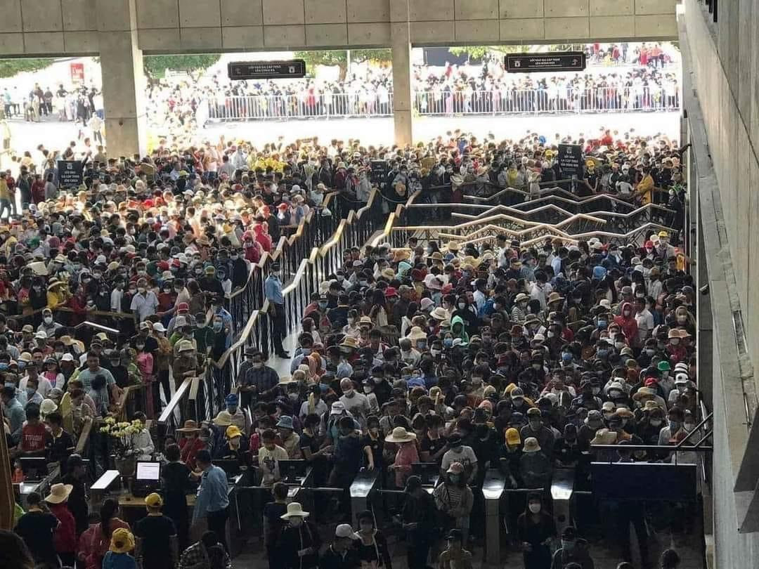 Biển người chờ vào khu vực nhà ga cáp treo núi Bà Đen - Ảnh: T.T Biển người chờ vào khu vực nhà ga cáp treo núi Bà Đen - Ảnh: T.T