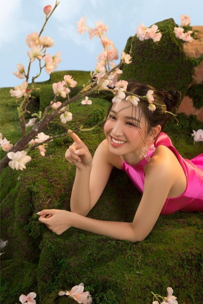 Á hậu Nguyễn Phương Nhi thu hút sự chú ý khi chia sẻ loạt ảnh diện áo dài cổ yếm đón xuân.