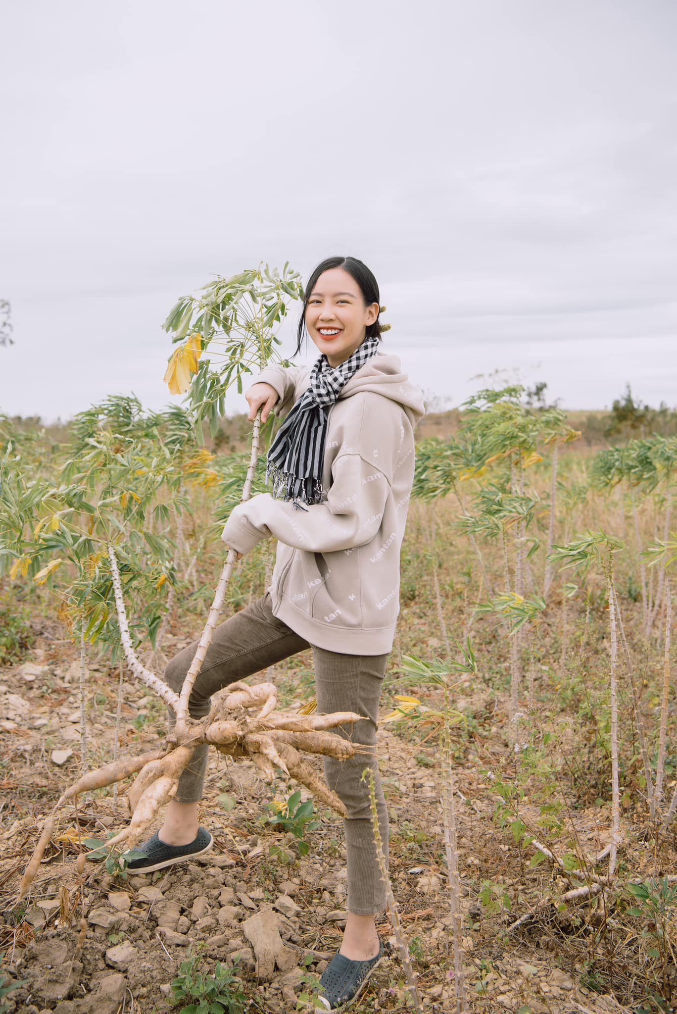 Hoa hậu Bảo Ngọc khiến fan thích thú khi chia sẻ hình ảnh đời thường trong chuyến đi Gia Lai của mình để khởi động một năm mới. Hoa hậu Bảo Ngọc khiến fan thích thú khi chia sẻ hình ảnh đời thường trong chuyến đi Gia Lai của mình để khởi động một năm mới.