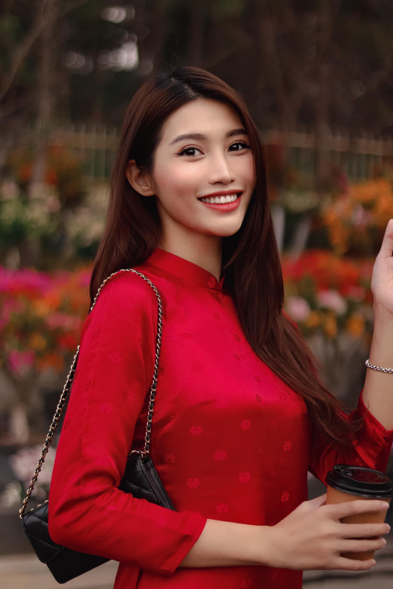 Á hậu Chế Nguyễn Quỳnh Châu chia sẻ hình ảnh diện áo dài đỏ xuống phố kèm lời chúc: “Mùng 1, chúc mọi người ra cửa gặp được quý nhân, về nhà gặp người mình thương”. Á hậu Chế Nguyễn Quỳnh Châu chia sẻ hình ảnh diện áo dài đỏ xuống phố kèm lời chúc: “Mùng 1, chúc mọi người ra cửa gặp được quý nhân, về nhà gặp người mình thương”.