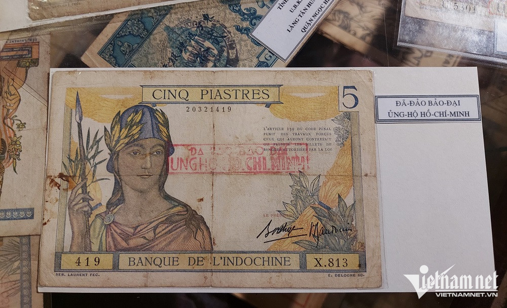 Một tờ tiền có đóng đè khẩu hiệu cổ động. (Ảnh: Trần Chung)