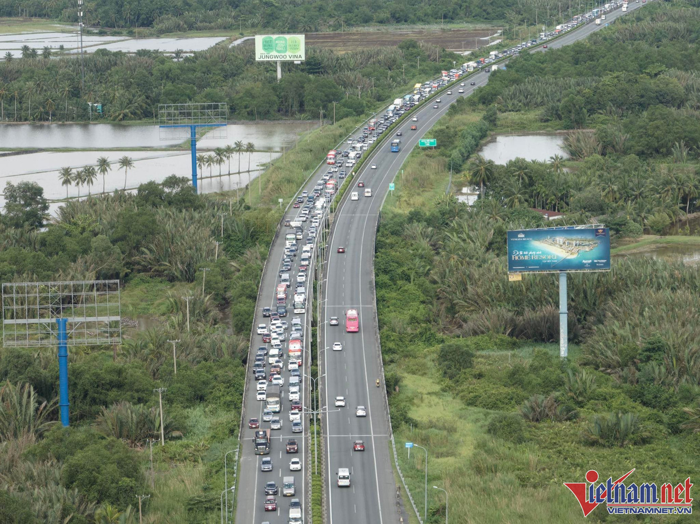 Cao tốc TP.HCM- Long Thành- Dầu Giây thường xuyên xảy ra ùn tắc do mãn tải