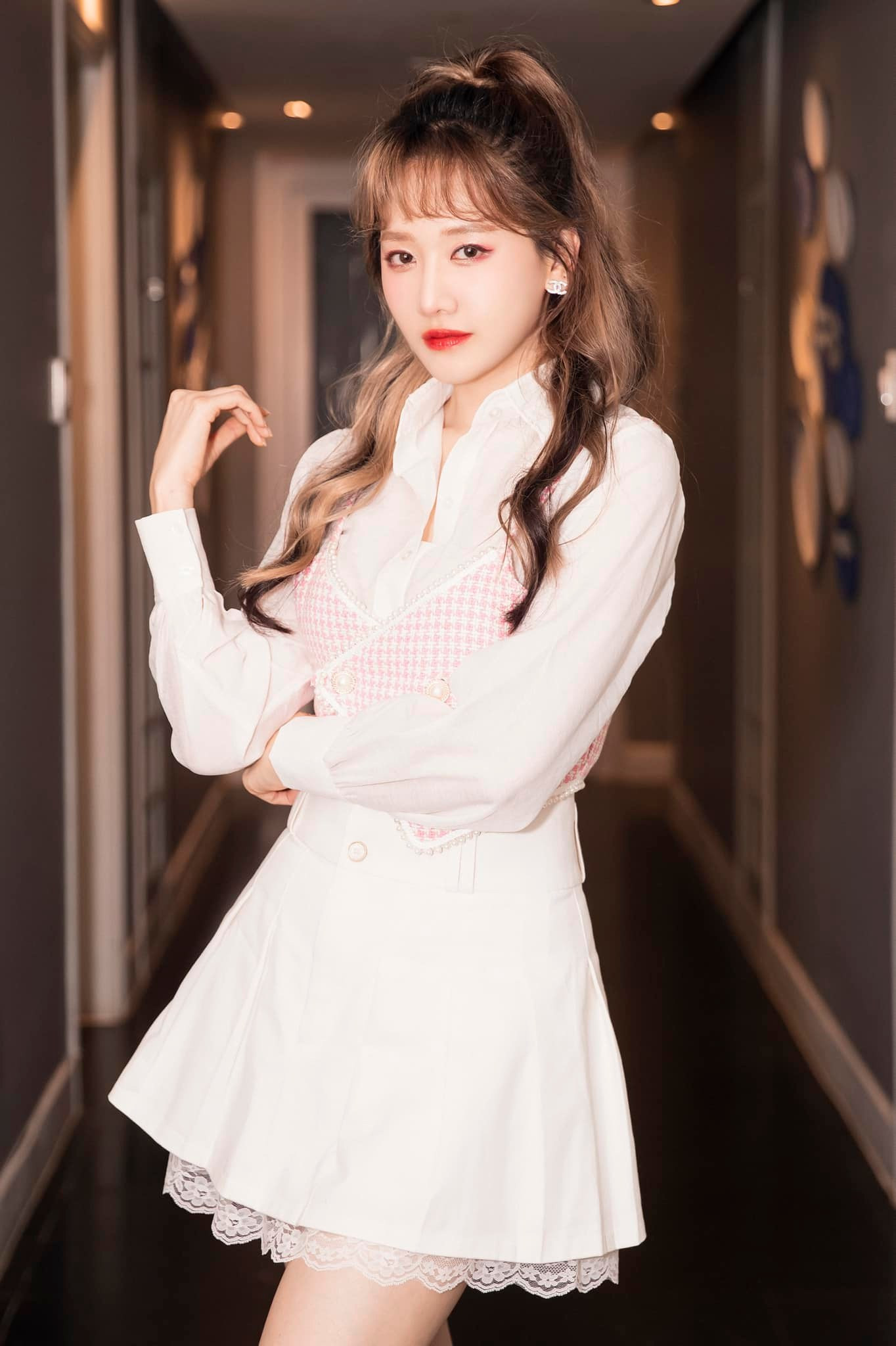 Hari Won tiếp tục điều trị căn bệnh liệt nửa mặt. Hari Won tiếp tục điều trị căn bệnh liệt nửa mặt.