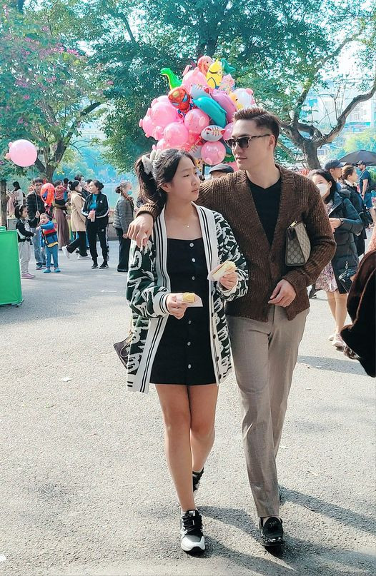 Hình ảnh Mạnh Trường và con gái trên phố. Ảnh: FBNV. Hình ảnh Mạnh Trường và con gái trên phố. Ảnh: FBNV.