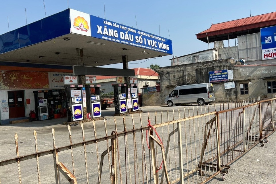 Lực lượng chức năng phát hiện trong khoảng thời gian từ 11h đến 11h45 phút ngày 25/1, cửa hàng xăng dầu này đã đóng cửa không có lý do. Ảnh: DMS.