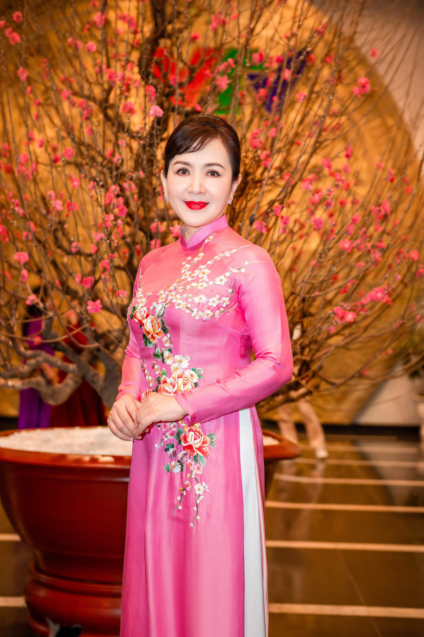 Trong năm 2022, NSND Minh Hòa gây xúc động với vai diễn Kim Nhung - mẹ Vân Trang (Huyền Lizzie) trong phim Thương ngày nắng về. Màn hóa thân tài tình và dày dặn kinh nghiệm của NSND Minh Hòa góp phần làm nổi bật vai diễn của Huyền Lizzie. Trong năm 2022, NSND Minh Hòa gây xúc động với vai diễn Kim Nhung - mẹ Vân Trang (Huyền Lizzie) trong phim Thương ngày nắng về. Màn hóa thân tài tình và dày dặn kinh nghiệm của NSND Minh Hòa góp phần làm nổi bật vai diễn của Huyền Lizzie.