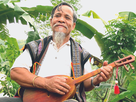 Già làng Ating Pâng và chiếc đàn 2 dây