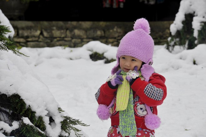 Rất nhiều em nhỏ cũng được bố mẹ đưa lên Sa Pa, dù thời tiết những ngày này khá khắc nghiệt Rất nhiều em nhỏ cũng được bố mẹ đưa lên Sa Pa, dù thời tiết những ngày này khá khắc nghiệt Bài viết: http://news.zing.vn/Khach-du-lich-do-xo-len-Sa-Pa-trong-tuyet-trang-post377656.html#home_featured.noibat Nguồn Zing News