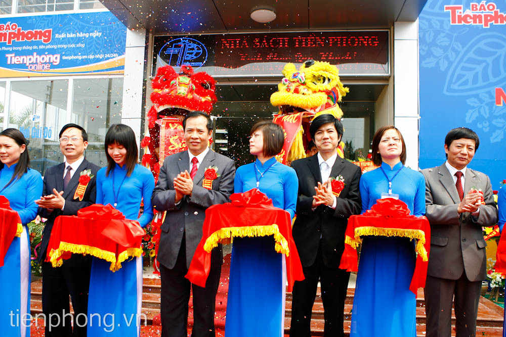 Các đại biểu cắt băng khánh thành Nhà sách Tiền Phong Hải Dương. Ảnh: Hồng Vĩnh