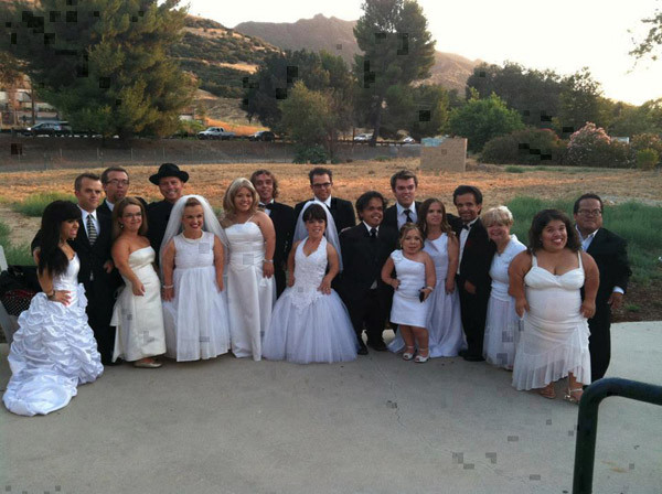 Bức ảnh chụp đám cưới tập thể của những cặp vợ chồng người lùn cũng đã được gần 20.000 lượt 