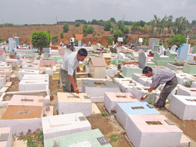 Nghĩa trang Đồng Nhi, anh Phụng (trái) và anh Lễ thắp nhang cho các cháu. Nghĩa trang Đồng Nhi, anh Phụng (trái) và anh Lễ thắp nhang cho các cháu