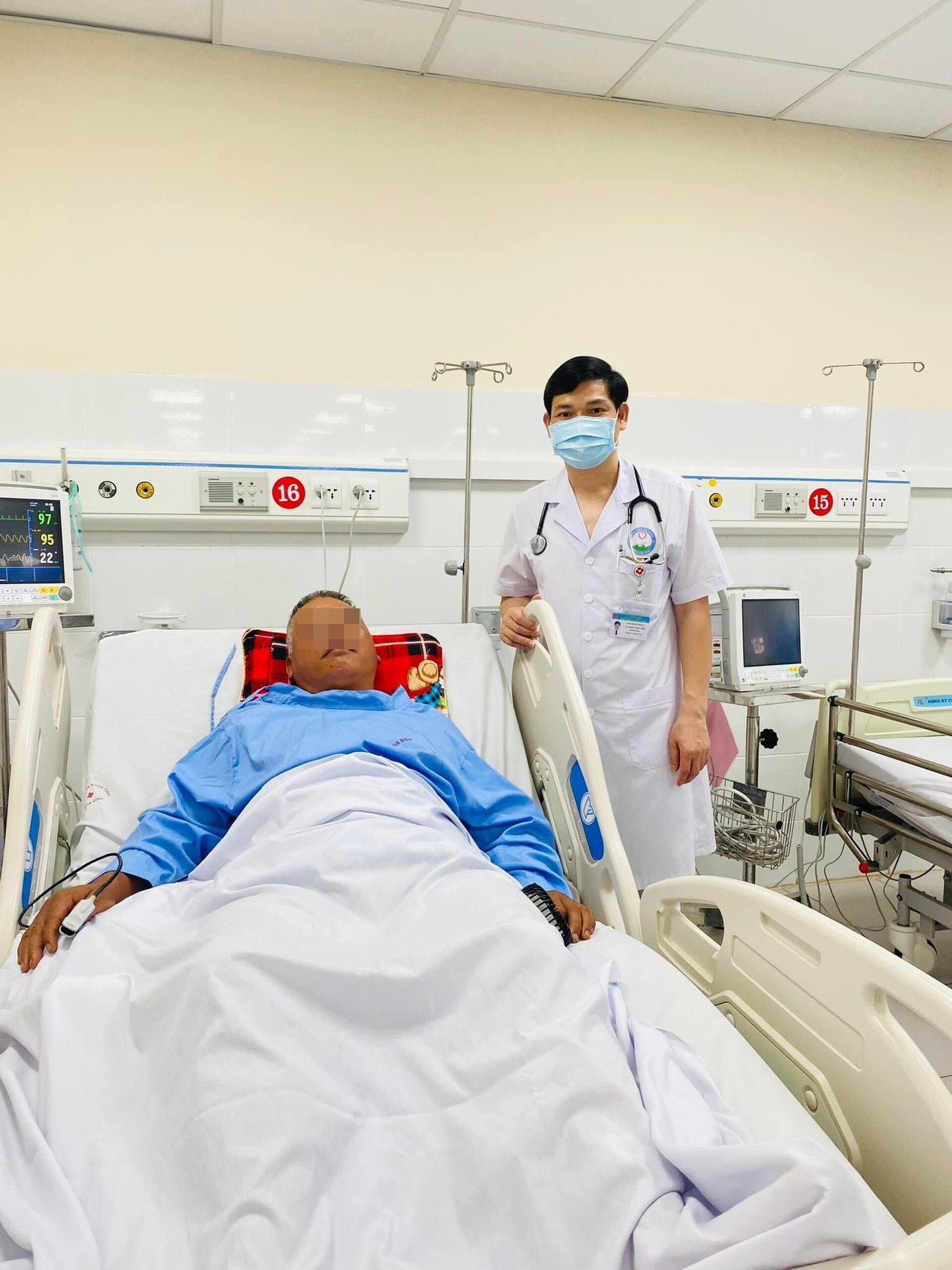 Sau 4 ngày điều trị, bệnh nhân ngộ độc lá ngón đã qua cơn nguy kịch, tỉnh táo, tự thở được, đang tiếp tục được điều trị, theo dõi tích cực. Ảnh: BS cung cấp Sau 4 ngày điều trị, bệnh nhân ngộ độc lá ngón đã qua cơn nguy kịch, tỉnh táo, tự thở được, đang tiếp tục được điều trị, theo dõi tích cực. Ảnh: BS cung cấp