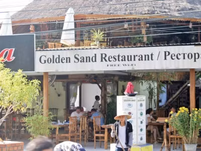 Nhà hàng Cát Vàng, nơi mà cửa hàng từ chối bán hàng lưu niệm cho người Việt. Ảnh: Quế Hà (Thanh Niên)