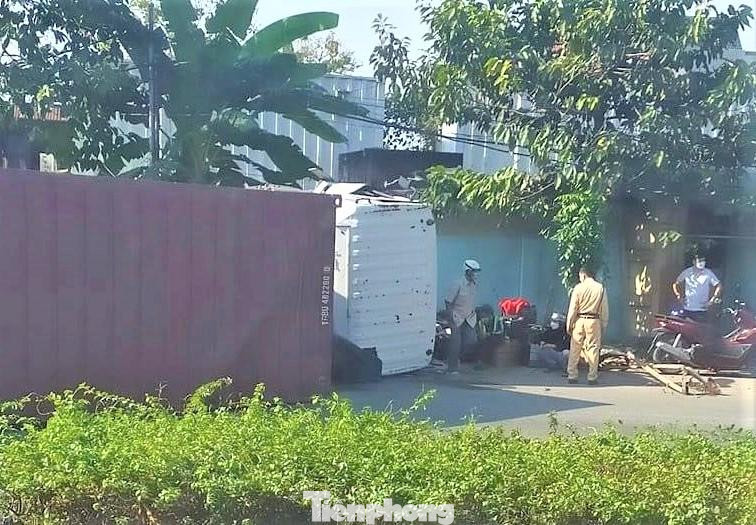 Khi xe container lưu thông đến đoạn gần đền thần Tân Ninh thì bất ngờ mất lái lao qua dải phân cách sang làn đường ngược lại rồi tông trúng một xe tải chở theo hàng chục xe máy mới.