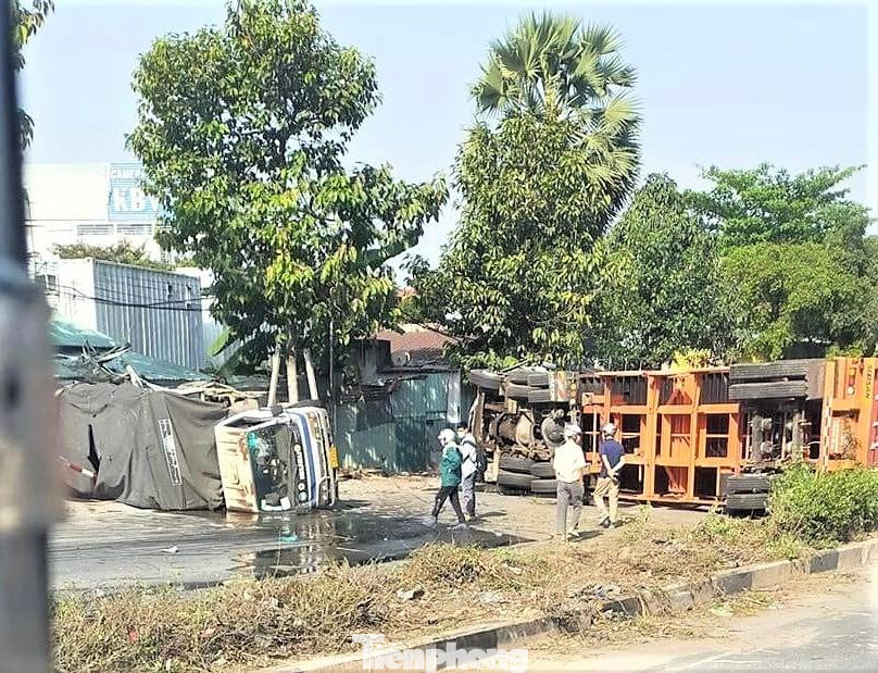 Đến 13h chiều ngày 11/2, lực lượng chức năng TP Dĩ An (Bình Dương) mới giải phóng được đoạn đường Mỹ Phước Tân Vạn nơi xảy ra vụ tai nạn khiến xe container và xe tải lật ngang.