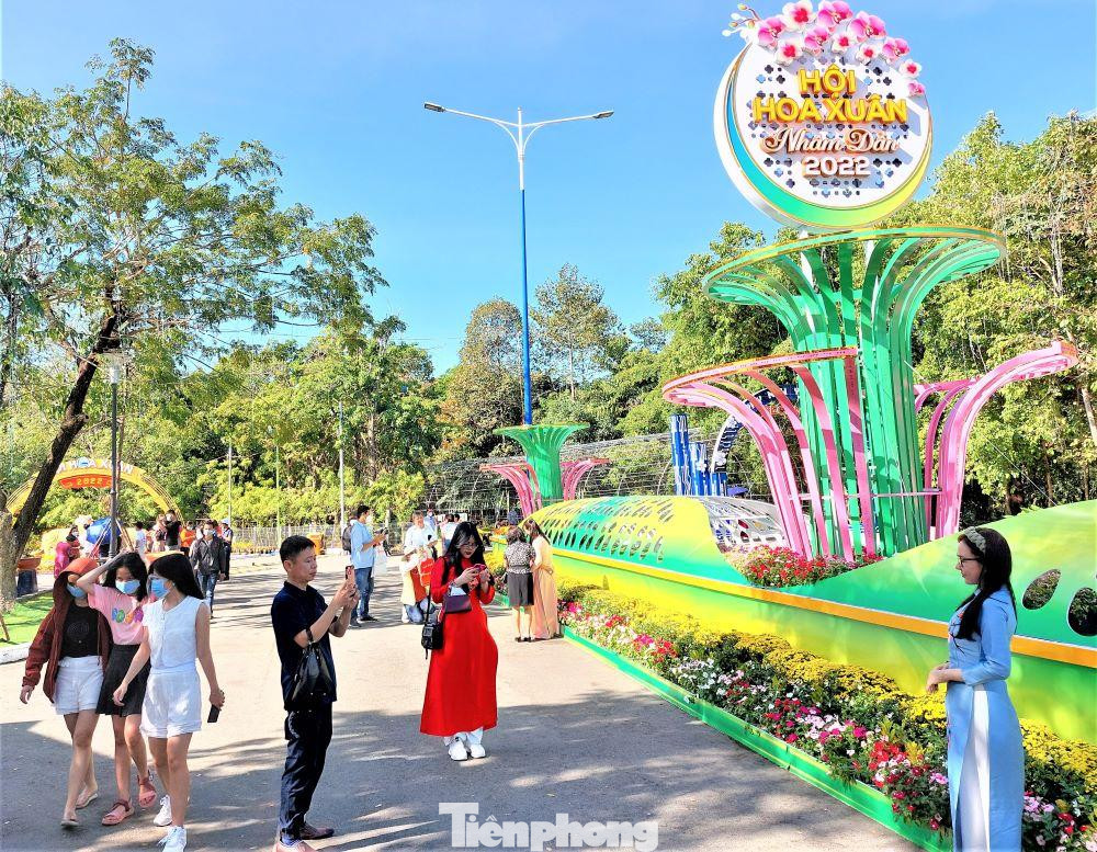 Anh Nguyễn Văn Pha (quê Thanh Hóa, làm việc tại Bình Dương) chia sẻ, trước tình hình dịch bệnh phức tạp, vợ chồng anh quyết định ở lại Bình Dương đón Tết. “Để vui Xuân, vợ chồng tôi đưa con đến công viên. Không khí nhộn nhịp nơi đây đã phần nào giúp vợ chồng tôi vơi bớt nỗi buồn đón Tết xa quê”, anh Pha nói.