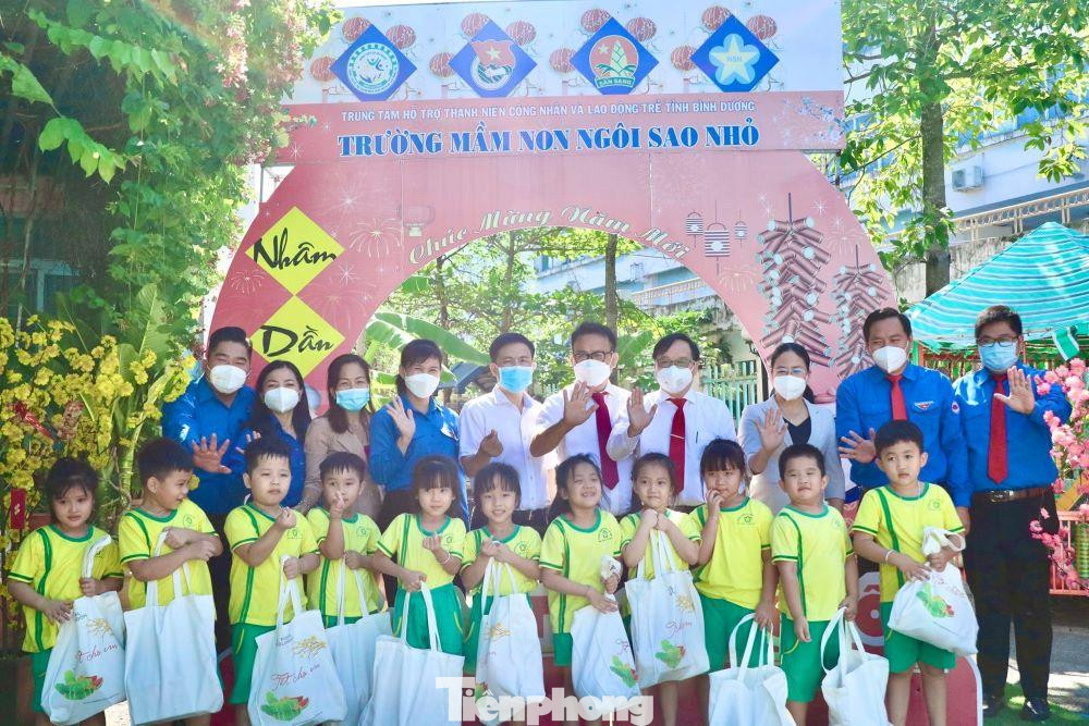 Tặng quà cho con em thanh niên công nhân Tặng quà cho con em thanh niên công nhân