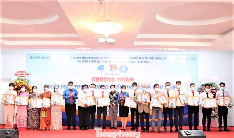 Khen thưởng các cá nhân xuất sắc trong công tác phòng, chống dịch Khen thưởng các cá nhân xuất sắc trong công tác phòng, chống dịch