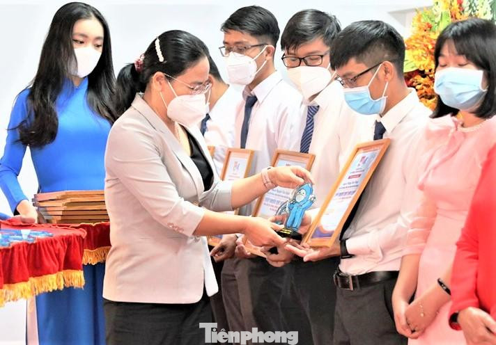 Tuyên dương các y bác sĩ trẻ quên thân vì bệnh nhân COVID-19 Tuyên dương các y bác sĩ trẻ quên thân vì bệnh nhân COVID-19