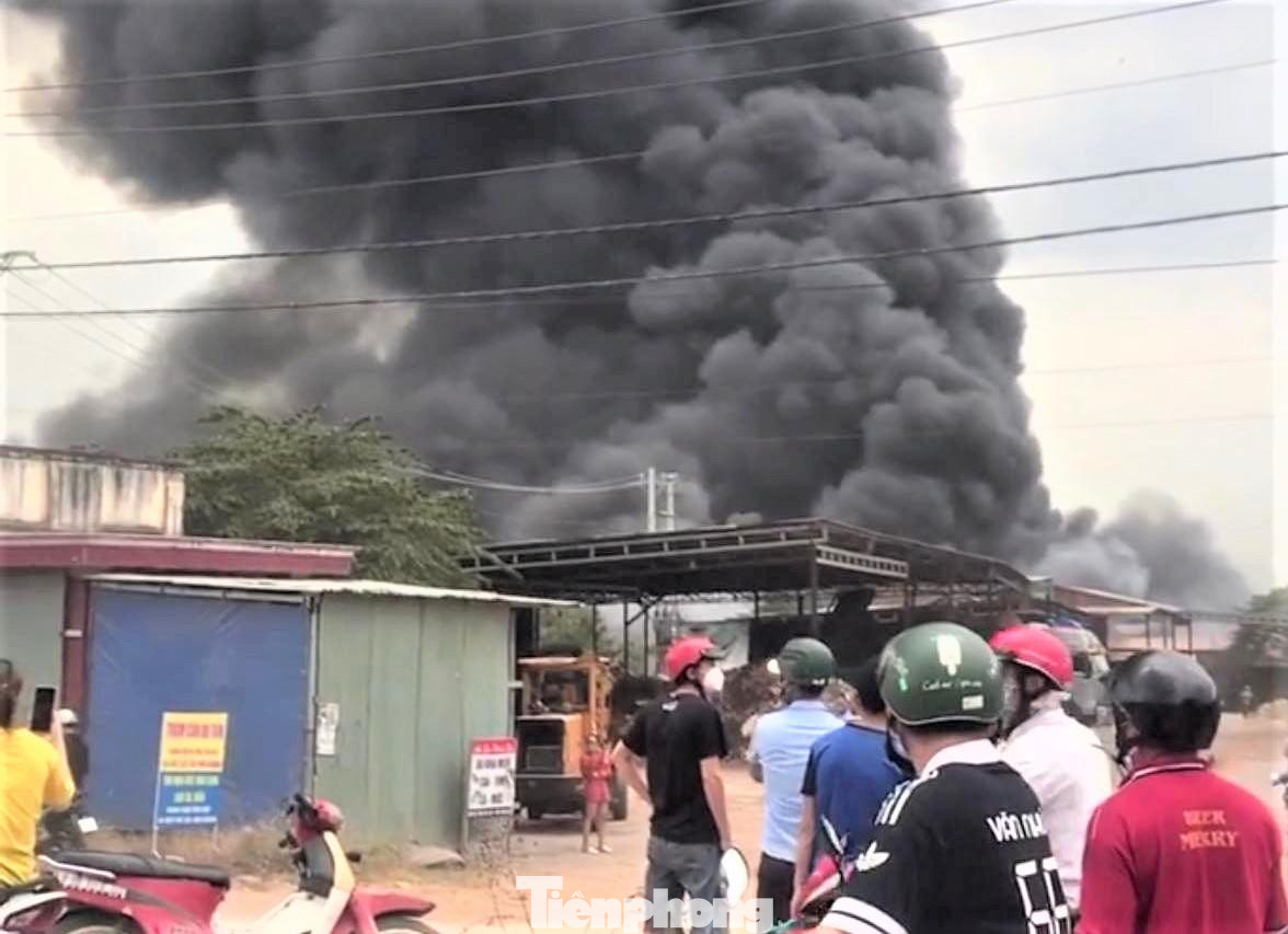 Trước đó, vụ cháy xảy ra vào khoảng 12h trưa cùng ngày tại một xưởng vải vụn rộng hàng ngàn m2. Thời điểm trên, ngọn lửa bất ngờ bùng phát dữ dội khiến chủ xưởng đành bất lực nhìn ngọn lửa bao trùm toàn bộ khu xưởng. Trước đó, vụ cháy xảy ra vào khoảng 12h trưa cùng ngày tại một xưởng vải vụn rộng hàng ngàn m2. Thời điểm trên, ngọn lửa bất ngờ bùng phát dữ dội khiến chủ xưởng đành bất lực nhìn ngọn lửa bao trùm toàn bộ khu xưởng.