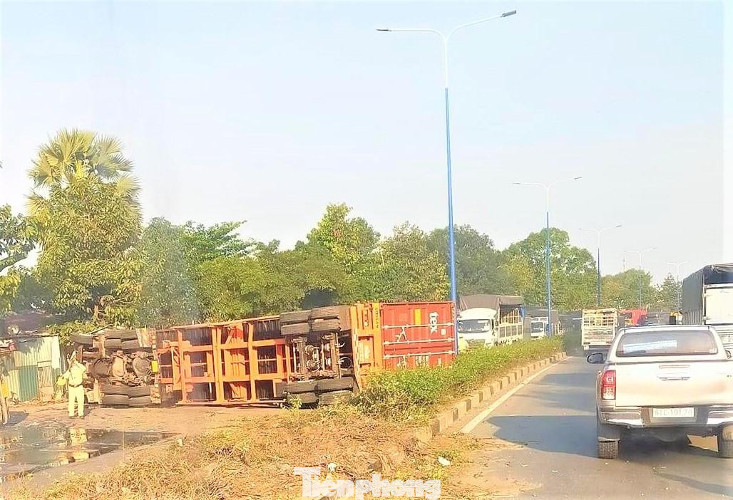 Sau tai nạn, cả 2 phương tiện lật ngang đường chắn hết 1 làn đường khiến các phương tiện không thể di chuyển. Cả 2 phương tiện bị hư hỏng nặng, hàng chục xe máy trên xe tải bị ảnh hưởng.