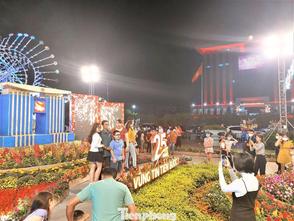 Chủ tịch Liên đoàn Lao động tỉnh Bình Dương Nguyễn Kim Loan cho hay, các cấp công đoàn cơ sở chủ động phối hợp với doanh nghiệp tổ chức các hoạt động văn hóa văn nghệ, vui chơi, giải trí, tất niên, tân niên phục vụ đoàn viên, người lao động tại nhà máy trước, trong và sau Tết gắn với tổ chức tri ân, cảm ơn công nhân, người lao động sau một năm đầy gian nan vất vả, khó khăn vì dịch COVID-19, nhằm kịp thời sẻ chia phần nào những khó khăn, động viện người lao động an tâm ở lại Bình Dương đón một mùa Tết xa gia đình, nhưng vẫn đảm bảo về vật chất cũng như tinh thần ấm áp trong mùa xuân mới.