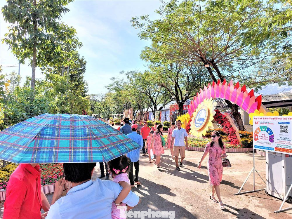 Ghi nhận vào tối mùng 1 và sáng mùng 2 Tết tại công viên thành phố mới Bình Dương, lượng người đến vui chơi rất đông. Hàng vạn người đổ về nơi đây tham quan, chụp hình lưu niệm.