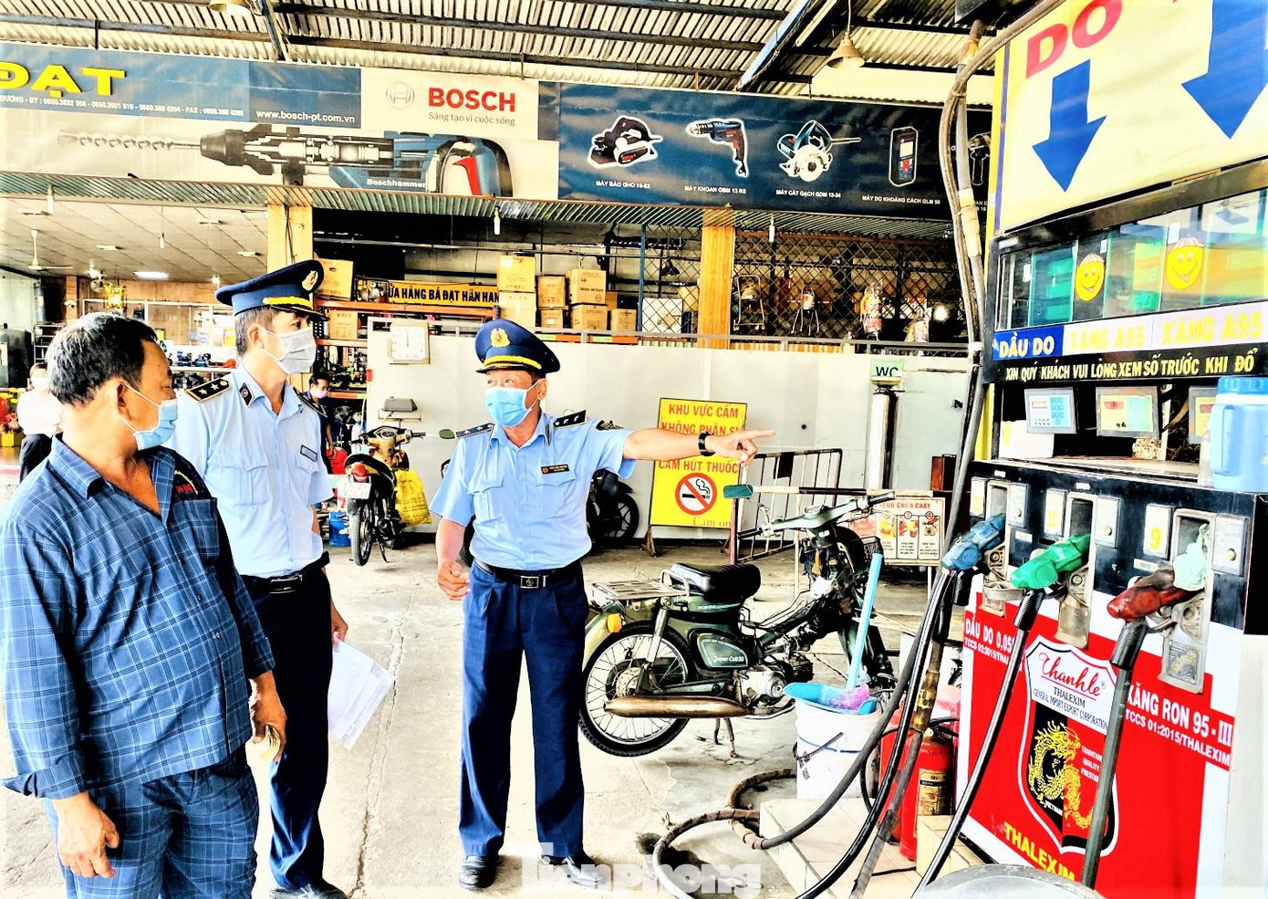 Ngành chức năng Bình Dương kiểm tra các trạm xăng dầu Ngành chức năng Bình Dương kiểm tra các trạm xăng dầu