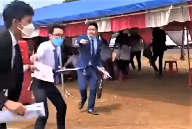 Nhân viên chào bán sản phẩm trên khu đất trống