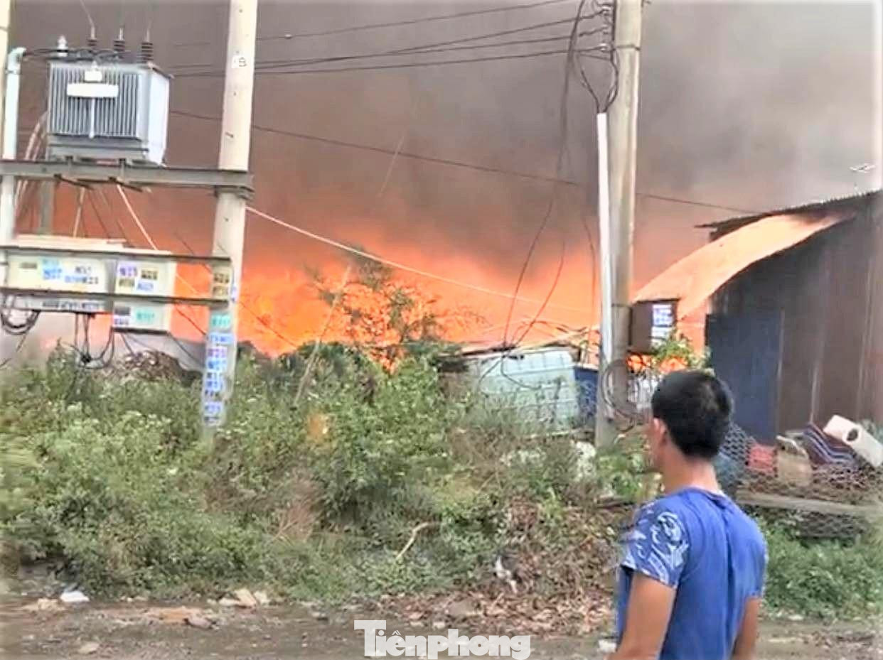 Nhận tin báo, đội PCCC TX.Tân Uyên đã điều động nhiều xe chữa cháy cùng các cán bộ chiến sĩ đến hiện trường để dập lửa. Nhận tin báo, đội PCCC TX.Tân Uyên đã điều động nhiều xe chữa cháy cùng các cán bộ chiến sĩ đến hiện trường để dập lửa.