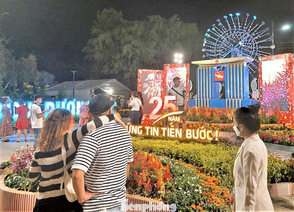 Bên cạnh đó, các cấp công đoàn trong tỉnh dồn sức chăm lo Tết cho hàng vạn công nhân khác với tổng số tiền trên 422 tỷ đồng; trong đó tặng quà Tết cho đoàn viên, người lao động bị tai nạn lao động, bệnh hiểm nghèo, bị ảnh hưởng dịch COVID-19; hỗ trợ vé tàu xe cho đoàn viên, công nhân, người lao động về quê ăn Tết.