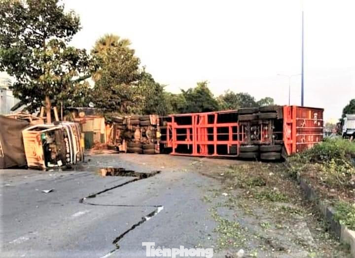 Tai nạn khiến 2 tài xế may mắn chỉ bị xây xát nhẹ, 1 làn đường Mỹ Phước Tân Vạn qua khu vực bị tai nạn các phương tiện không thể di chuyển qua suốt nhiều giờ liền phải tìm hướng khác để tiếp tục lộ trình.